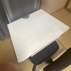 パソコンデスク、チェアーのセットの画像