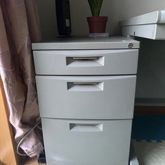コーナーキャビネットとテーブルセット