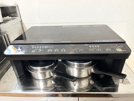 【10/17まで超美品早い物勝ち‼️】アイリスオーヤマ100V用2口IHコンロ脚付きIHK-W1S