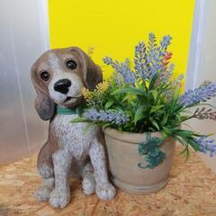 犬とお花の置物