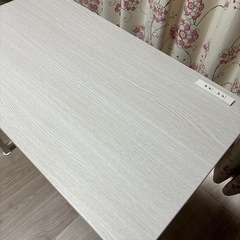 2口コンセント付の机の画像