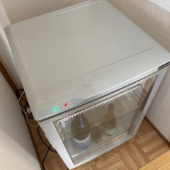 一升瓶が冷やせる冷蔵庫の画像