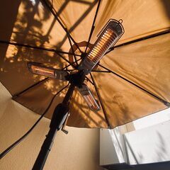 値下げしました！屋外用ｶﾞｰﾃﾞﾝﾊﾟﾗｿﾙ・土台・赤外線ﾋｰﾀｰ・折り畳み式ﾃｰﾌﾞﾙ・椅子：一式の画像