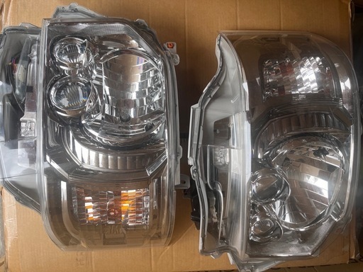 純正品　ハイエースLEDヘッドライト