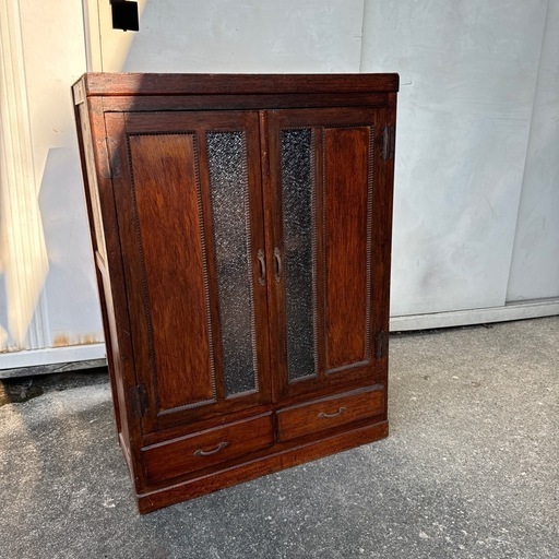 木彫りデザインの古棚