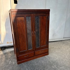 木彫りデザインの古棚