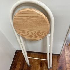 木製カウンターチェアの画像