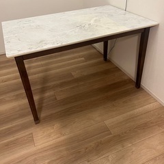 【9/15まで出品】大理石風　ダイニングテーブルの画像