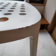 金属製？の白い椅子の画像