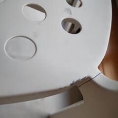 金属製？の白い椅子の画像