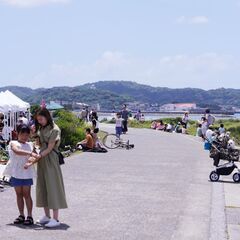 千葉県館山市の「北条海岸ビーチマーケット」の秋の開催が11月17日に決定！館山湾を眼前に毎回100店舗が集うマーケット。6000人以上の来場者を迎えています。 − 千葉県
