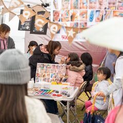 千葉県館山市の「北条海岸ビーチマーケット」の秋の開催が11月17日に決定！館山湾を眼前に毎回100店舗が集うマーケット。6000人以上の来場者を迎えています。 - フリーマーケット