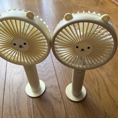 小さなファン、台座があり、立つことができる