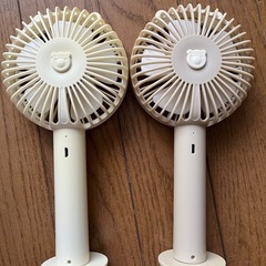小さなファン、台座があり、立つことができるの画像