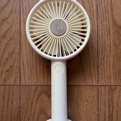 小さなファン、台座があり、立つことができるの画像