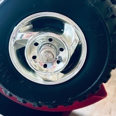 子供用乗用玩具 電動バイクになります。 色はレッド、サイズは縦約41cm横87cm 高さ56cmになります。 バッテリー入れたら動くようですが、 バッテリーがない為動作確認できていません。 古い物なので傷や汚れあります。 諸々ご理解いただける方のみお願いいたします。 中古品のため神経質な方や気になる方はご遠慮ください。の画像
