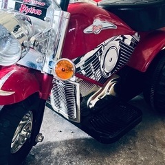 子供用乗用玩具 電動バイクになります。 色はレッド、サイズは縦約41cm横87cm 高さ56cmになります。 バッテリー入れたら動くようですが、 バッテリーがない為動作確認できていません。 古い物なので傷や汚れあります。 諸々ご理解いただける方のみお願いいたします。 中古品のため神経質な方や気になる方はご遠慮ください。の画像