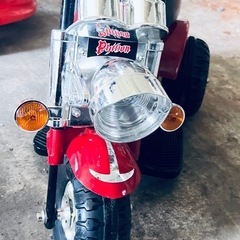子供用乗用玩具 電動バイクになります。 色はレッド、サイズは縦約41cm横87cm 高さ56cmになります。 バッテリー入れたら動くようですが、 バッテリーがない為動作確認できていません。 古い物なので傷や汚れあります。 諸々ご理解いただける方のみお願いいたします。 中古品のため神経質な方や気になる方はご遠慮ください。の画像