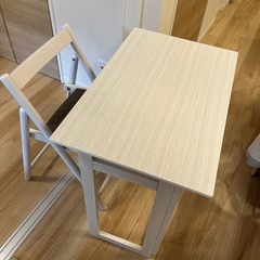 折りたたみデスクとチェアの画像