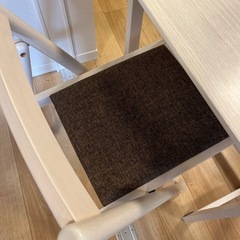 折りたたみデスクとチェアの画像