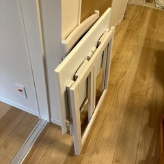 折りたたみデスクとチェアの画像