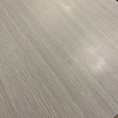 折りたたみデスクとチェアの画像