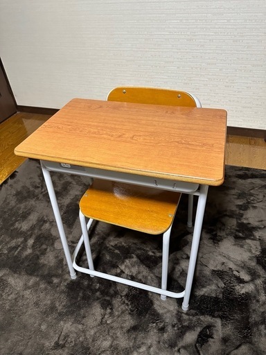 学校の机と椅子のセット