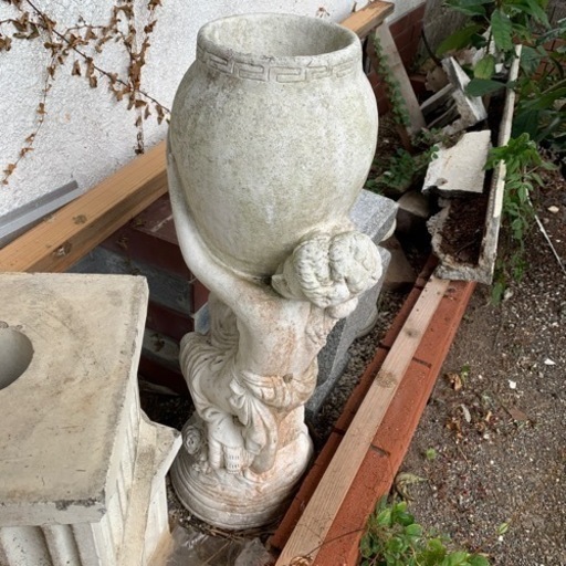 ガーデンアイテム　ツボを持つ女神