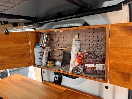 nuts van life products製のnvan用の扉付き棚 マホガニー色 小田急線 祖師ヶ谷大蔵駅徒歩15分の事務所に取りに