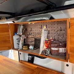 nuts van life products製のnvan用の扉付き棚 マホガニー色 小田急線