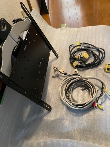 AQUOS薄型液晶テレビ。壁掛キット付き。SHARP壁掛テレビ　サイズ約　高さ67㌢幅108㌢　　