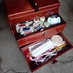 昭和レトロな裁縫箱　中身入りの画像
