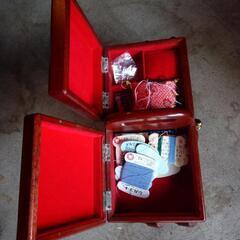 昭和レトロな裁縫箱　中身入りの画像