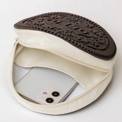 新品未使用　OREO（R）クッキー型ポーチの画像