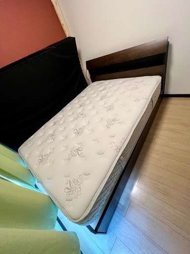 【引取り限定のお値段です。今週末までにご連絡等なければ削除します。】日本ベッド　シルキーシフォン　マットレス　ダブルサイズ　幅140×195×24cm