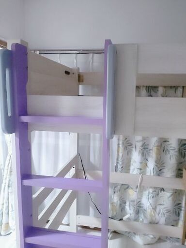 白木に紫のハシゴが可愛いロフトベッドです✨
