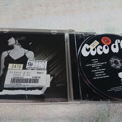 ♠　ココドール Ｃｏｃｏ　ｄ’Ｏｒ　　Coco d'Or（ココドール）は日本の女性歌手島袋寛子(hiro)のジャズプロジェクトCoco d'Orのファーストアルバムである。鈴木明男グループを中心に島健、Fried Pride、須永辰緒、中塚武ら名うての連中がバックを担い、スタンダード曲を中心に取り上げたのが本作。バンド編成の曲では溌剌とした〈hiro感〉も垣間見せる一方、COLDFEETによる“Fly Me To The Moon”などでは抑制を利かせた深夜ムードの澱んだ歌唱も聴かせる。の画像