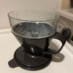 コーヒーミルとコーヒーメーカーの画像