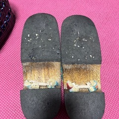 下駄とバッグの画像