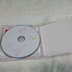 ♠　つないで 林明日香 　「13歳＝驚異の歌姫登場」と話題になった林　明日香がデビューを振り返りつつも、現在、そして、これから進もうとしていく未来を自らの手で示したとも言うべき作品が登場！ 新曲3曲に、今となっては手にする事ができない「ake-kaze」アコースティック・バージョン（アルバム『咲』初回盤ボーナス・トラック）や彼女の最大の魅力ともいえる力強いLIVE未発表音源を加えた全6曲のミニ・アルバムに、LIVE映像＆プロモーション・ビデオを収録したDVDをセットにしたCD+DVDの話題盤です！ の画像