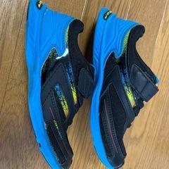 綺麗め子供靴　瞬足18 他の物とセットなら200円　　の画像