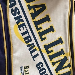 バスケットボール用品セット（バスケットシューズ、Tシャツ、ズボン）の画像