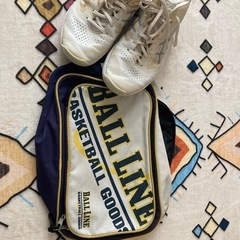 バスケットボール用品セット（バスケットシューズ、Tシャツ、ズボン）の画像