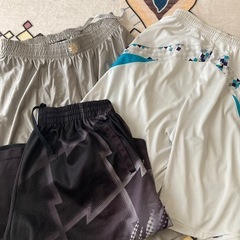 バスケットボール用品セット（バスケットシューズ、Tシャツ、ズボン）の画像