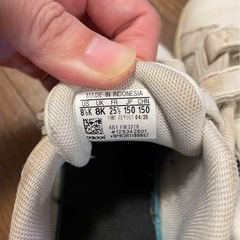 adidas キッズスニーカーの画像