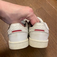 adidas キッズスニーカーの画像
