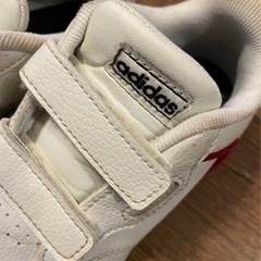adidas キッズスニーカーの画像