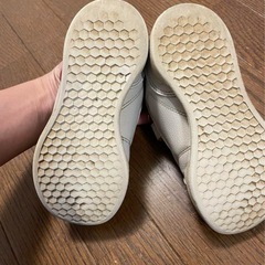 adidas キッズスニーカーの画像