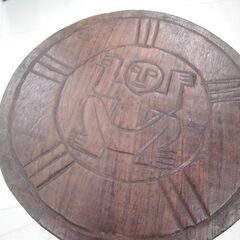 ② アジアン家具 木彫り 丸椅子 スツール 直径28×高さ40.5cm  木製 ブラウン系 丸テーブル アジアン雑貨  インテリア イス 苫小牧西店の画像