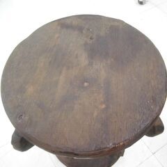 原人 木彫り 丸椅子 ミニテーブル 直径27.5×高さ41cm 木製 ブラウン系 アジアン家具 アジアン雑貨 インテリア 丸テーブル イス 苫小牧西店の画像
